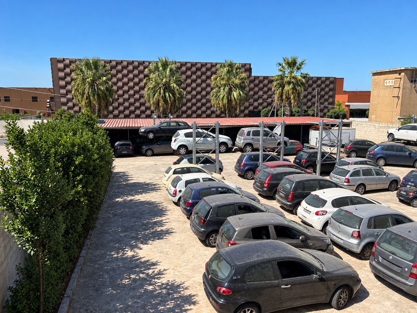 Piazzale custodito con i veicoli in deposito presso la sede di Paceco