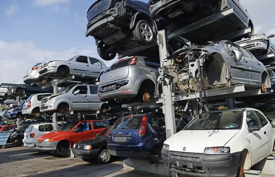 Deposito veicoli in demolizione su scaffalature