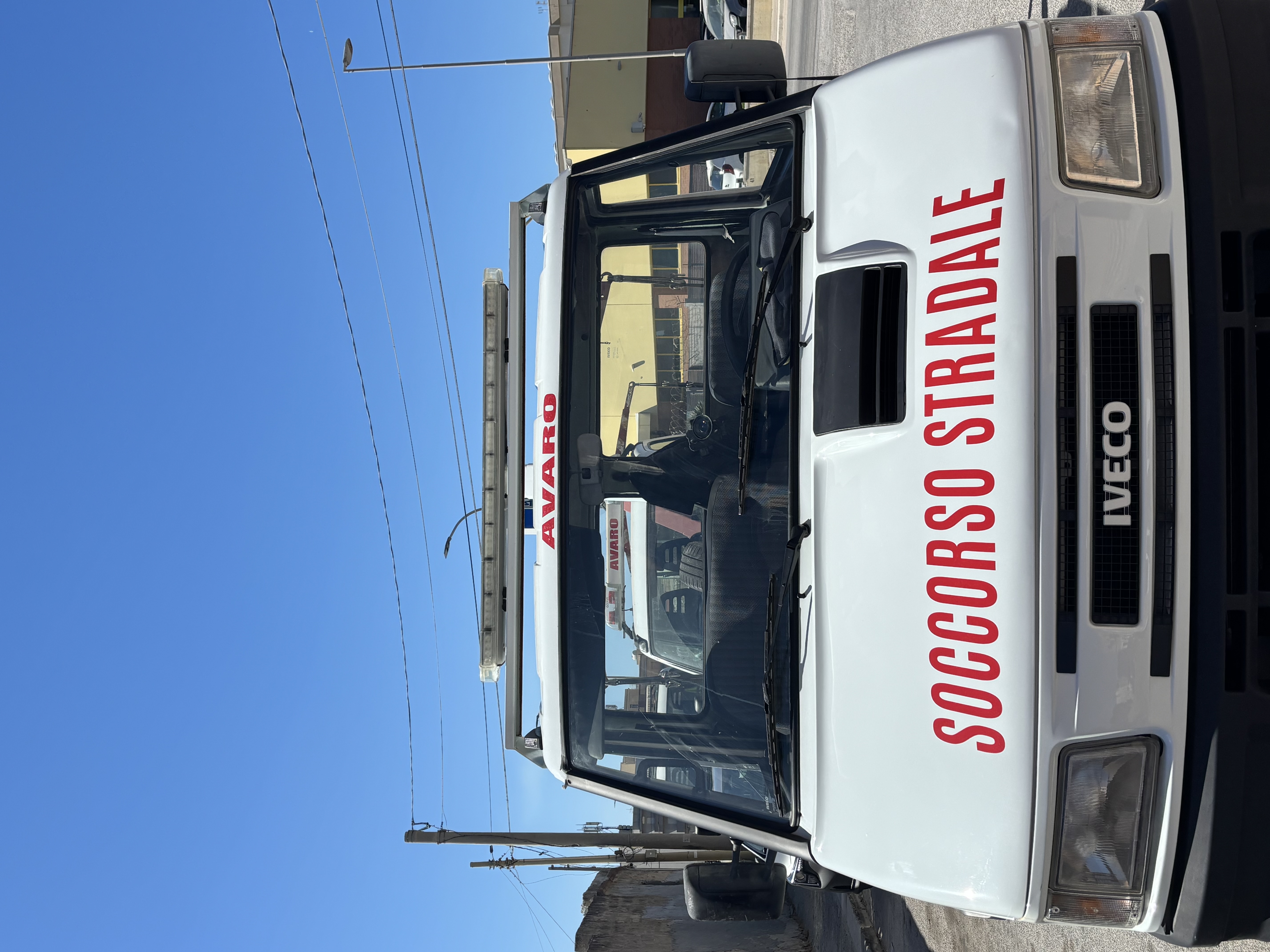 Mezzo di soccorso stradale Avaro visto frontalmente
