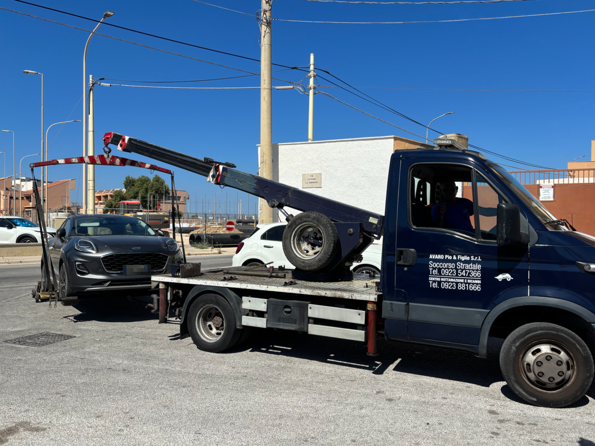 Carro attrezzi Avaro con vettura agganciata in Via Alfonso La Commare, Trapani