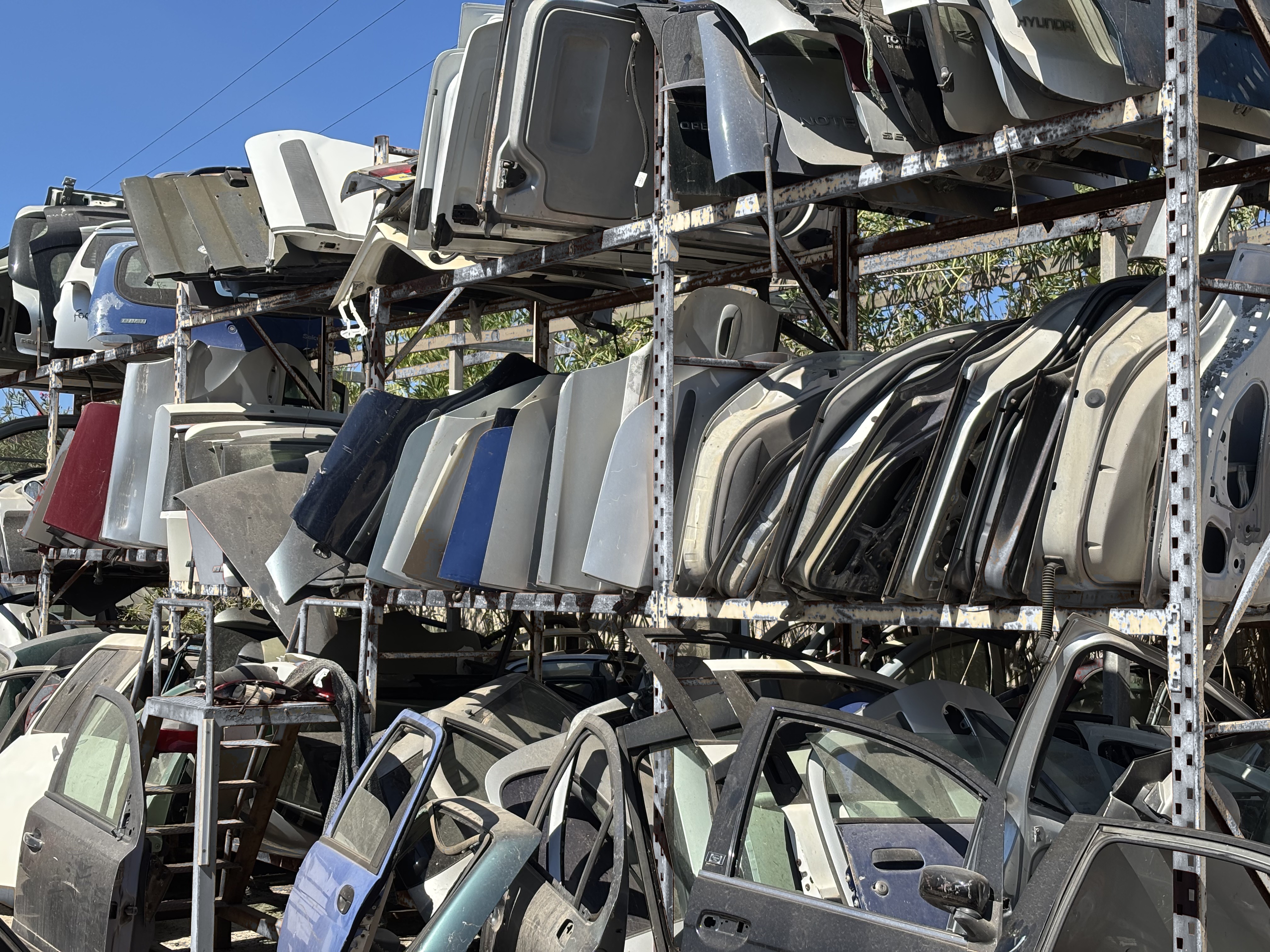 Scaffalature con portiere, cofani e parti di carrozzeria usate