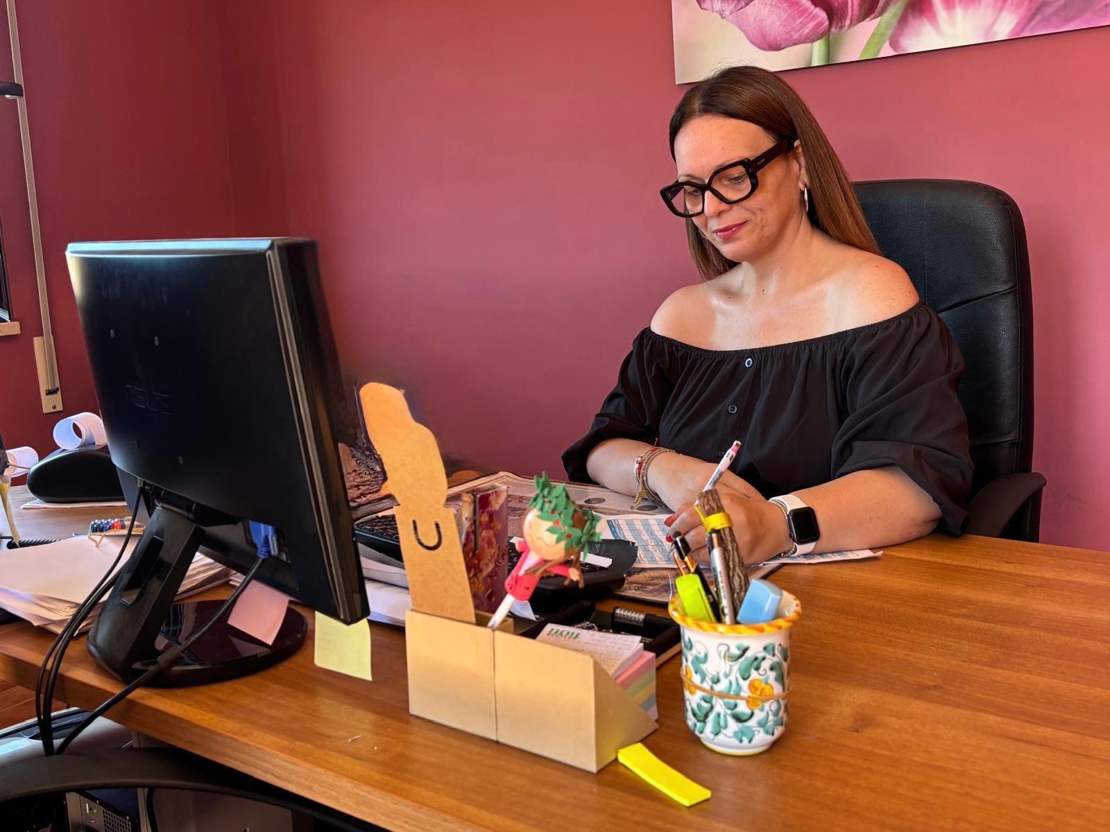 Anna Avaro alla scrivania dell'ufficio di Paceco