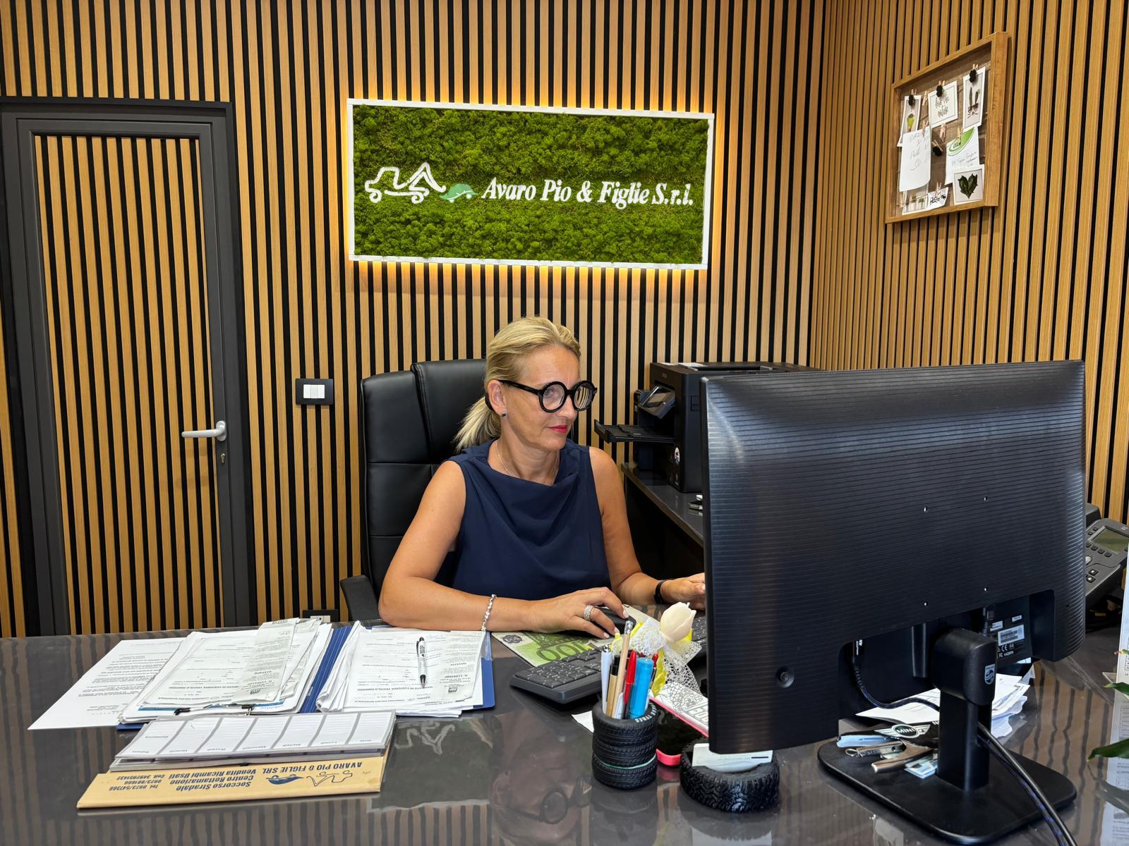 Vitalba Avaro in ufficio, sotto l'insegna in muschio Avaro Pio & Figlie