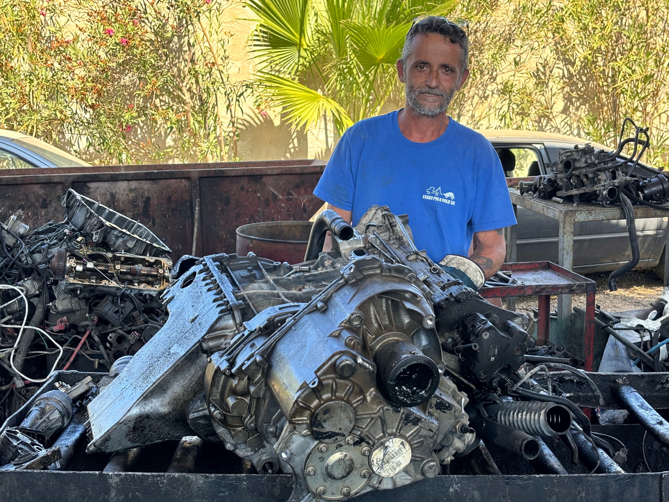 Un nostro operatore con motore e cambio smontati dalle vetture demolite